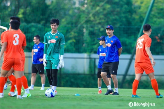 Thủ môn trẻ Cao Văn Bình bất ngờ góp mặt ở buổi tập đội tuyển Quốc gia Việt Nam