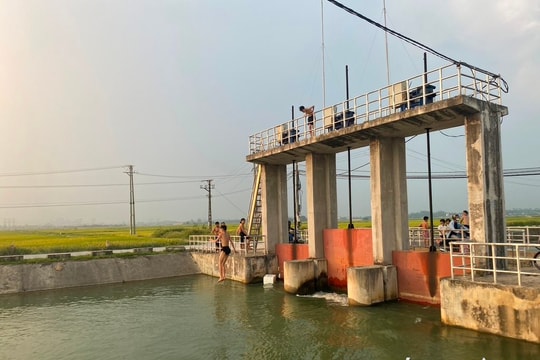 Rùng mình trẻ em nhảy từ độ cao 5m, chui cống ngầm tắm sông đào