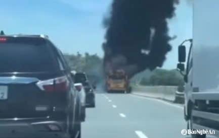 Xe giường nằm bốc cháy dữ dội trên cao tốc