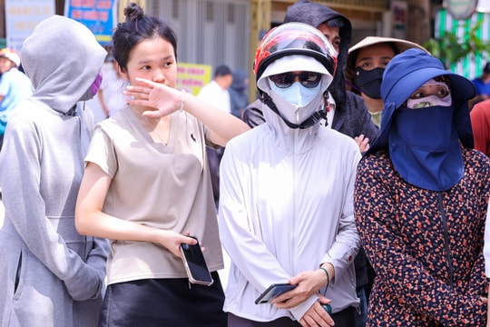 Phụ huynh 'đội nắng' chờ con bên ngoài trường thi