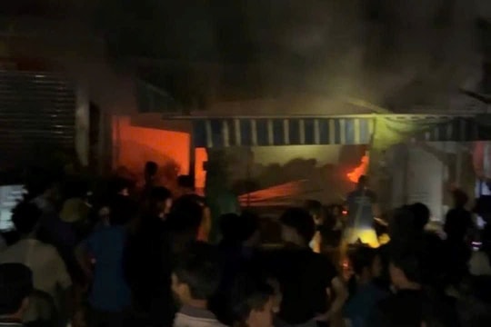 Cháy lớn trong đêm tại cửa hàng đồ gia dụng ở Đô Lương