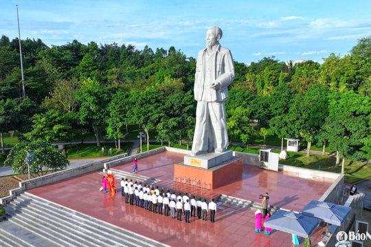 Lớp bồi dưỡng Công chức ngạch Chuyên viên Cao cấp tỉnh Nghệ An dâng hoa tưởng niệm Chủ tịch Hồ Chí Minh