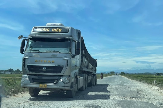 Đường giáp ranh giữa Nghệ An và Hà Tĩnh bị xuống cấp nghiêm trọng