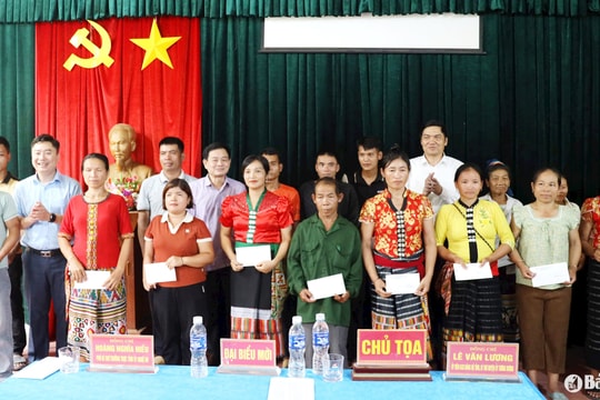 Phó Bí thư Thường trực Tỉnh ủy Hoàng Nghĩa Hiếu tiếp xúc cử tri huyện Tương Dương