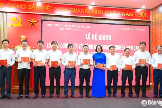 Bế giảng lớp bồi dưỡng đối với công chức ngạch chuyên viên cao cấp và tương đương khóa 53