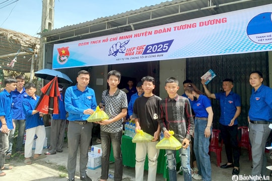 Hàng trăm suất cơm miễn phí tiếp sức sĩ tử sau môn thi đầu tiên