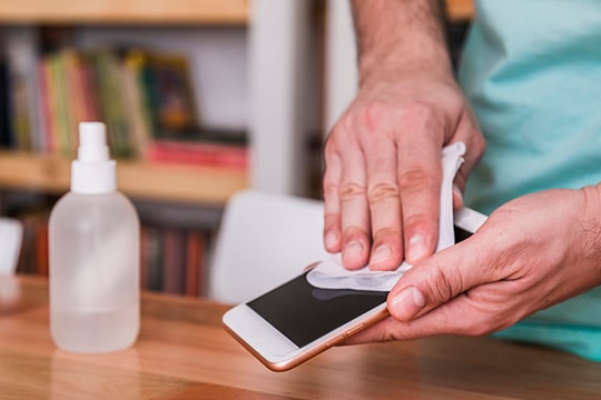 Mẹo vệ sinh điện thoại di động đúng cách để diệt sạch vi khuẩn