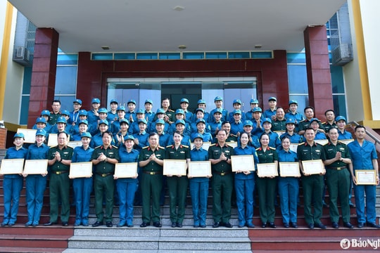 Trao Bằng khen cho lực lượng hoàn thành xuất sắc nhiệm vụ diễu binh, diễu hành