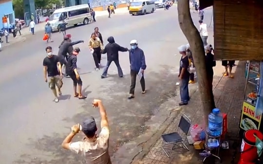 Bắt khẩn cấp 2 nhân viên quán cơm hỗn chiến trước bệnh viện