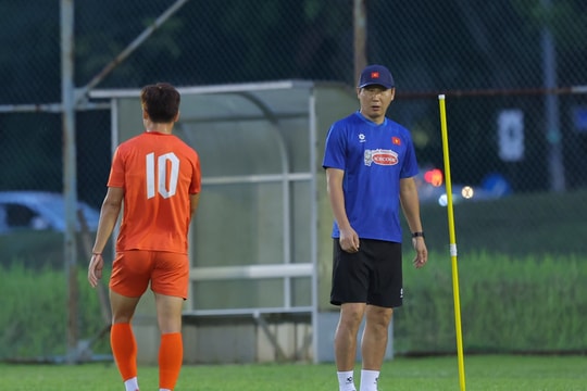 HLV Kim Sang-sik ‘nổi cáu' trong buổi tập đầu tiên của tuyển Việt Nam tại Malaysia