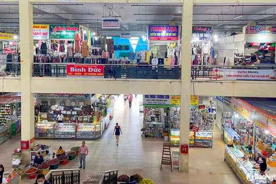 Tiểu thương chợ Vinh đồng loạt mở cửa kinh doanh trở lại