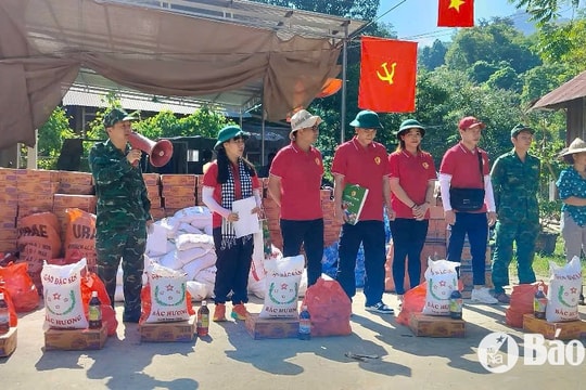 Đoàn thiện nguyện trao quà cho đồng bào vùng lũ Nhôn Mai