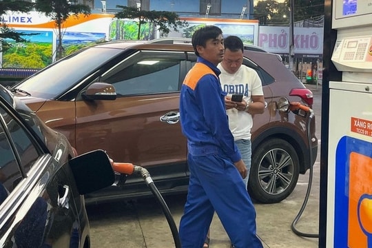 Lý do tại sao bạn nên tắt máy xe khi đổ xăng