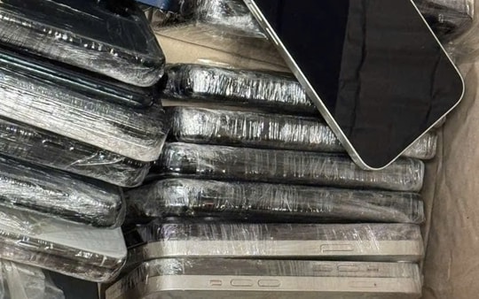 Quấn điện thoại quanh người bằng băng dính để vận chuyển lậu