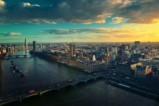 Anh lo lắng điều không đoán trước được từ Mỹ và đe dọa từ Nga