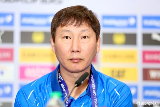 HLV Kim Sang-sik thận trọng trước trận then chốt gặp Malaysia
