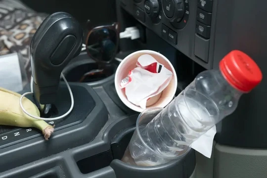 3 thói quen tưởng vô hại đang âm thầm tàn phá nội thất ô tô của bạn mỗi ngày