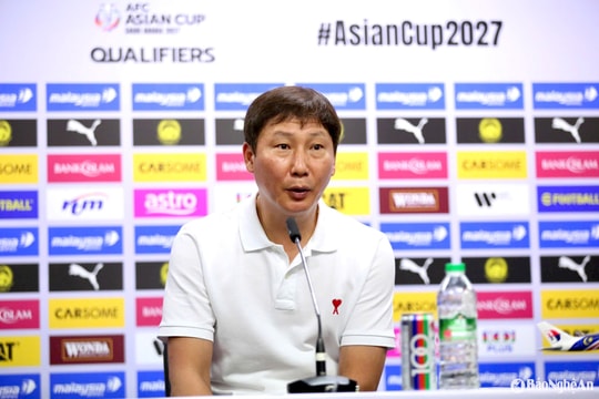 Huấn luyện viên Kim Sang-sik xin lỗi người hâm mộ Việt Nam