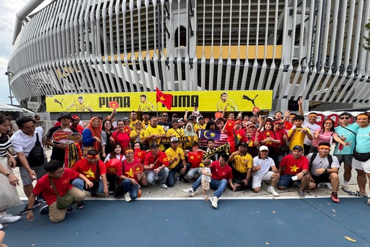 Cổ động viên Việt Nam tiếp lửa thầy trò HLV Kim Sang-sik