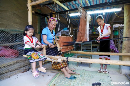 Nghề dệt thổ cẩm của người Thái ở Nghệ An được công nhận là Di sản văn hóa phi vật thể quốc gia