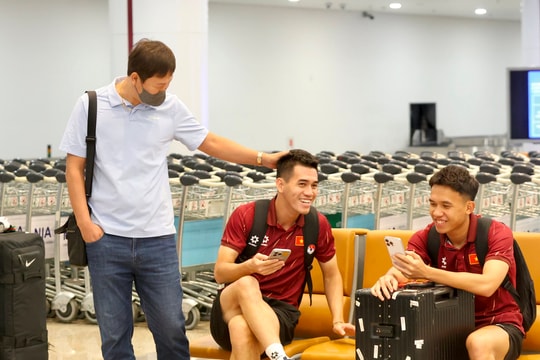 Tuyển Việt Nam về đến sân bay Nội Bài, HLV Kim Sang-sik bịn rịn chia tay học trò