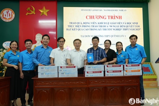 Ngành Giáo dục Nghệ An tặng quà, động viên giáo viên, học sinh lớp 12 ôn thi tốt nghiệp