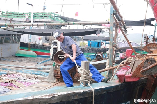 Ngư dân Nghệ An khẩn trương về bến tránh trú bão số 1