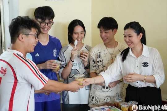 Giáo viên Nghệ An tiếp 'vitamin yêu thương' cho sĩ tử lớp 12