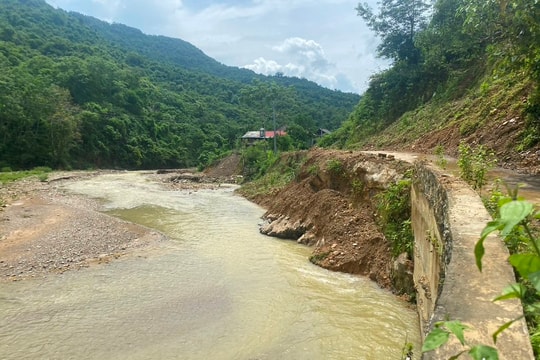 Nhiều điểm sạt lở sau lũ quét chưa khắc phục xong, người dân Tương Dương lo lắng khi mùa mưa cận kề