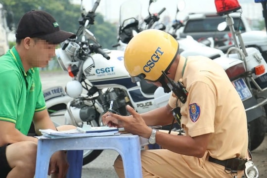 Ngậm ngùi mất tháng lương nếu ra đường quên một trong 3 loại giấy tờ này?