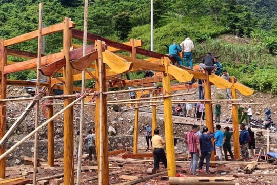 Người dân vùng cao Nghệ An di dời đến nơi tái định cư, chạy đua với mưa lũ