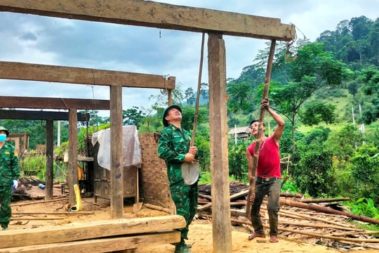 Quân dân chung sức tháo dỡ nhà cũ, xây nhà mới cho đồng bào Đan Lai