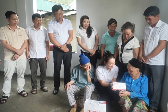 Báo Nghệ An trao hỗ trợ xây nhà cho người dân tại xã Xiêng My, Tương Dương