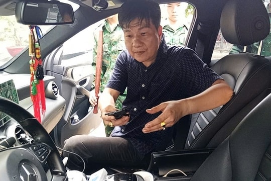 Bắt giữ đối tượng lái xe sang, mang súng và ma túy định 'chuồn' qua biên giới