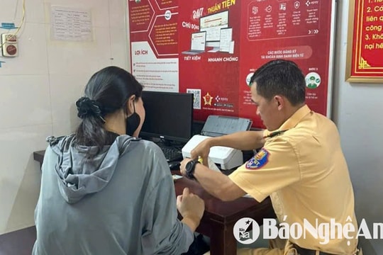 Xác minh xử lý tài xế chở nhiều trẻ nhỏ trên thùng xe bán tải