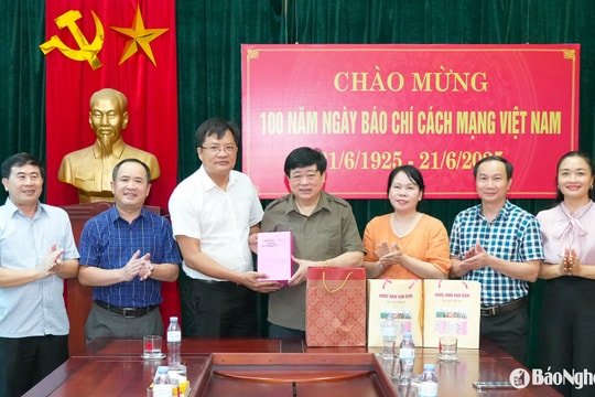 PGS.TS Nguyễn Thế Kỷ thăm tòa soạn và tặng Báo Nghệ An trọn bộ tiểu thuyết "Nước non vạn dặm"