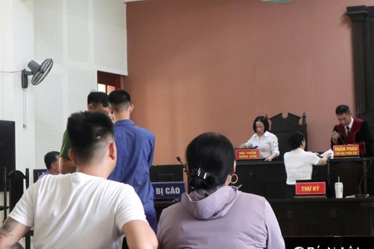 Trượt dài từ ma túy đến súng đạn, mẹ chết lặng ngày con ra tòa