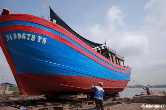 Lặng thầm nghề 'bắt bệnh' cho tàu thuyền ở Nghệ An