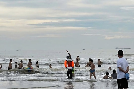 Thông tin chính thức về việc cứu hộ 20 người suýt đuối nước khi tắm biển