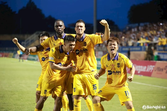 Huấn luyện viên trưởng Sông Lam Nghệ An vỡ òa cảm xúc sau khi giúp đội nhà trụ hạng