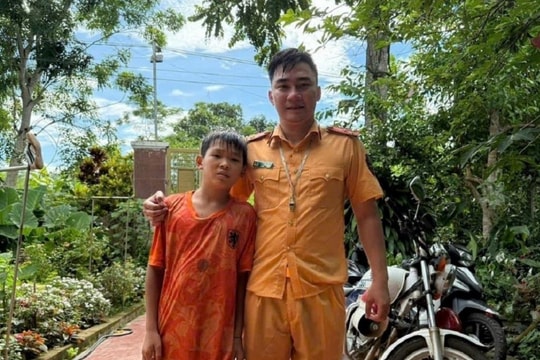 Cảnh sát giao thông Nghệ An lao xuống dòng nước xiết cứu cháu bé đuối nước