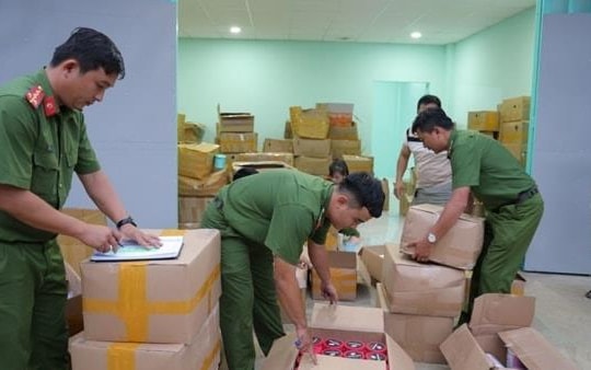 Phá đường dây sản xuất tiêu thụ mỹ phẩm giả bằng hóa chất quy mô lớn