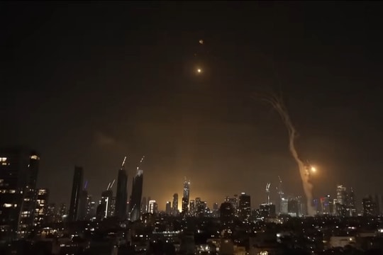 Iran-Israel dồn dập tấn công nhau, Tehran sẵn sàng xung đột lâu dài