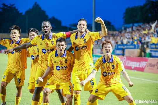 Tiền vệ Trần Mạnh Quỳnh: 'Sông Lam Nghệ An sẽ tiếp tục chơi thứ bóng đá đẹp để tri ân người hâm mộ'