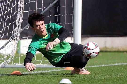 Ngả mũ trước thủ môn Bùi Tiến Dũng; PSG đè bẹp Atletico Madrid