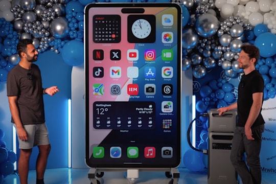 Ra mắt chiếc iPhone lớn nhất thế giới, với đèn pin sáng hơn đèn pha ô tô