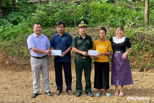 Báo Nghệ An phối hợp trao hơn 50 triệu đồng hỗ trợ 3 hộ bị lũ cuốn trôi nhà ở Nhôn Mai làm lại nhà mới