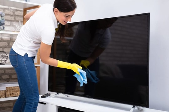 Những mẹo vệ sinh màn hình TV đúng cách, tránh rủi ro đáng tiếc
