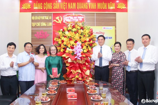 Đồng chí Hoàng Nghĩa Hiếu chúc mừng các cơ quan báo chí nhân ngày 21/6