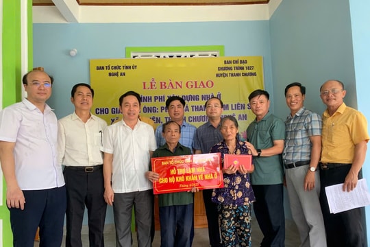Ban Tổ chức Tỉnh ủy trao tiền hỗ trợ và bàn giao nhà ở cho người nghèo ở Đô Lương, Thanh Chương